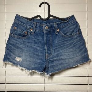 𝅺levi’s 501 Distressed Denim Shorts size 27